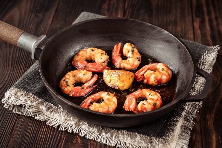 Cooked shrimps with thyme