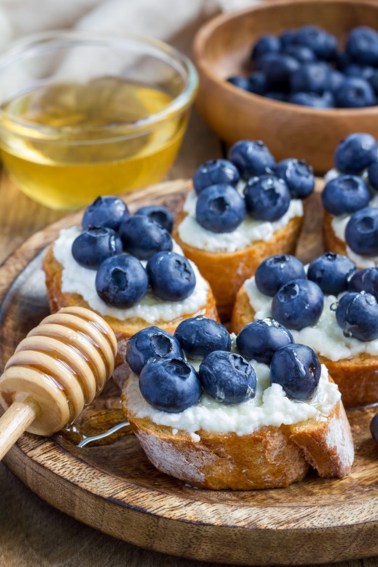 Crostini with ricotta cheese, blueberries and honey